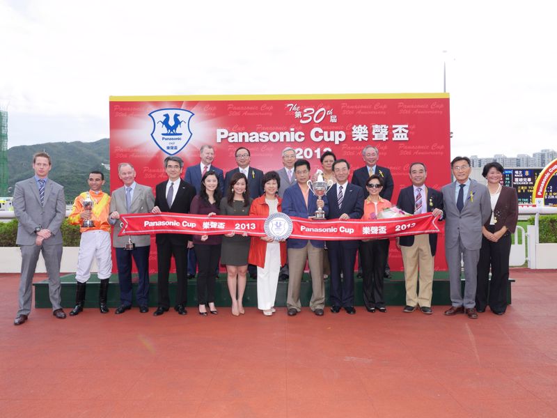 President of Panasonic Corporation, Mr. Kazuhiro Tsuga (5th from right), Ms. Cynthia Mong (4th from right) and Mr. David Mong (3rd from right) presented the trophies to the winning horse owner, the trainer and the jockey respectively.